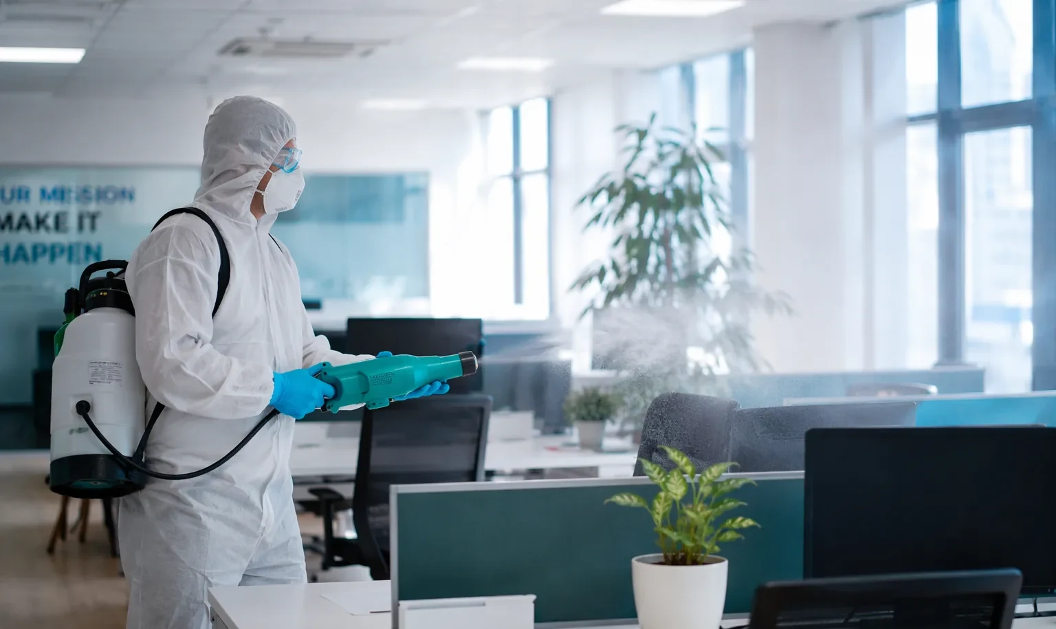 Specialist Intera DDD dezinfectează un spațiu de birouri modern din Sibiu cu pulverizator profesional